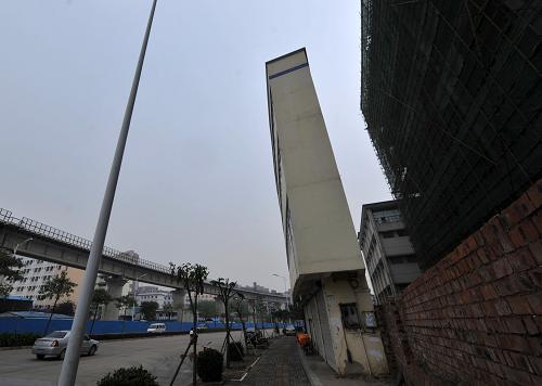 記者在廣西南寧市望州路上拍攝的“超薄住宅樓”(11月21日攝)。新華社記者 周華 攝