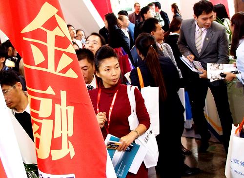 11月22日,參觀者在理財博覽會上觀摩和咨詢。當日,第十一屆上海理財博覽會在上海展覽中心舉行,250余家海內(nèi)外知名企業(yè)參展,涵蓋銀行、保險、證券、期貨、信托、外匯、黃金、海外金融、海外房產(chǎn)及第三方財富管理機構(gòu)等。與往年相比,本屆理財博覽會一大看點是互聯(lián)網(wǎng)金融的參與,這一便捷的理財方式為越來越多的投資者實現(xiàn)財富保值增值提供了更多選擇。新華社記者 陳飛 攝