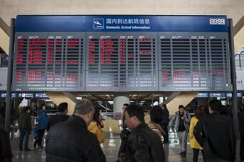 11月30日,接機的人群在昆明長水機場航班信息公告牌前關注航班最新動態(tài)。當日,記者從昆明長水機場獲悉,因大霧天氣影響機場航班無法起降致機場關閉,至12時,因航班取消或延誤已滯留旅客9237人次,航空公司正調(diào)整航班計劃。據(jù)介紹,自29日晚間,長水機場開始遭遇大霧天氣,能見度持續(xù)下降。至30日上午9時,機場兩條跑道均已無法達到起降標準。9時30分,機場關閉。新華社記者 張可任 攝