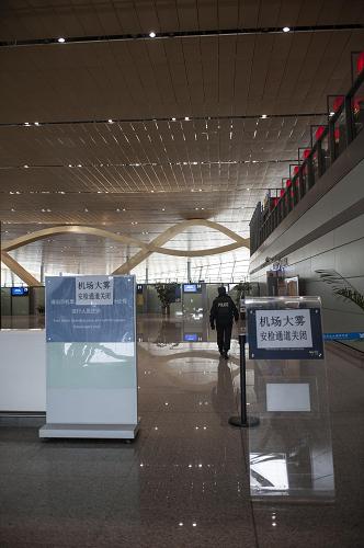 11月30日,昆明長水機場安檢通道暫時關閉。新華社記者 張可任 攝