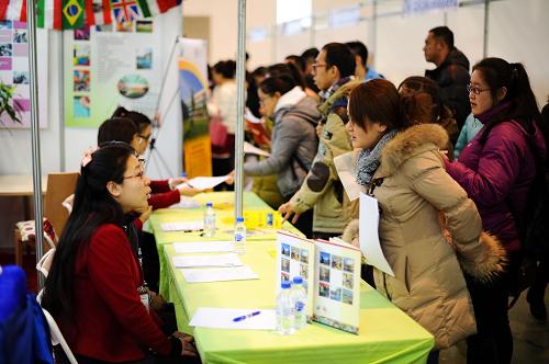 11月30日,前來應聘的畢業(yè)生在與用人單位洽談。當日,東北28所高師院校2014屆畢業(yè)生聯(lián)合供需洽談會在長春市會展中心舉行,來自全國23個省、市、自治區(qū)的1000余家用人單位參加洽談,提供崗位信息近5萬條,吸引來自吉林、遼寧、黑龍江、內蒙古等地的3萬余名畢業(yè)生前來應聘。新華社記者 許暢 攝