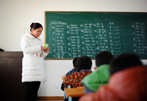王金玲在幫助學(xué)生削鉛筆(11月28日攝)。新華社記者 許暢 攝