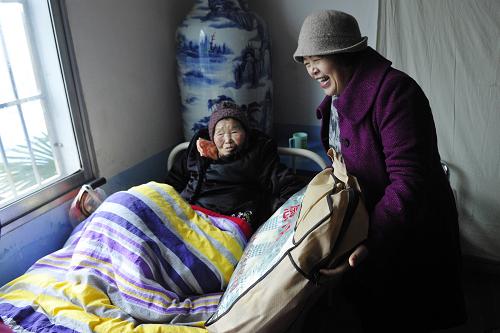 1月13日,敬老院內(nèi)的老人(左)收到貴州省民政廳送來(lái)的棉被。當(dāng)日,貴州迎來(lái)2014年首場(chǎng)較大范圍降雪,貴州省民政廳為貴陽(yáng)民間慈善機(jī)構(gòu)“楊美學(xué)敬老院”撥付扶持資金20萬(wàn)元,并為敬老院的老人送來(lái)棉被,幫助老人們度過(guò)寒冬。2006年3月,賣豆腐為生的農(nóng)民工楊美學(xué)花掉所有積蓄辦起“楊美學(xué)敬老院”,先后接納120余位老人,并已為60余位老人養(yǎng)老送終。新華社記者 歐東衢 攝