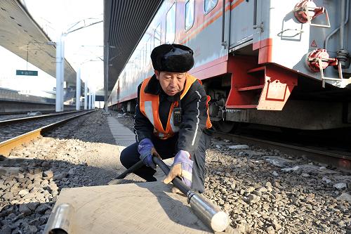 1月13日,太原火車站上水工秦曉寧準(zhǔn)備為剛到站的列車上水。新華社記者 詹彥 攝