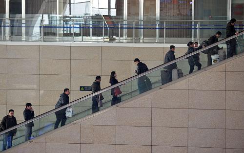 1月13日,旅客乘電梯進(jìn)入石家莊火車站候車大廳。2014年全國鐵路春運(yùn)將于1月16日拉開帷幕,目前鐵路石家莊站正優(yōu)化運(yùn)能配置、力推便民措施,全力備戰(zhàn)春運(yùn)。據(jù)鐵路部門預(yù)計(jì),2014年春運(yùn)期間全國鐵路將發(fā)送旅客25780萬人次,同比增加1893萬人次,增長7.9%。新華社記者 朱旭東 攝