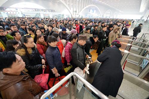 1月13日,旅客在石家莊火車站排隊(duì)等待檢票進(jìn)站。新華社記者 朱旭東 攝