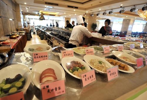 1月10日,太原市一家高檔餐廳,顧客在點(diǎn)菜。新華社記者 燕雁 攝