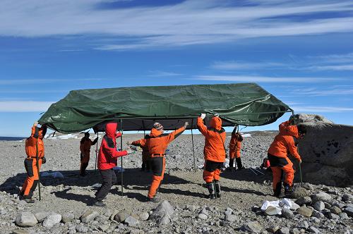 1月13日,科考隊員在維多利亞地搭建帳篷。新華社記者 張建松 攝