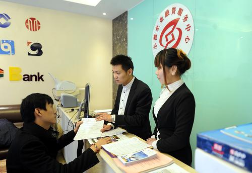 1月13日,企業(yè)代表(左一)在河北省大廠回族自治縣小微企業(yè)融資服務(wù)中心咨詢有關(guān)融資信息。河北省大廠回族自治縣積極推動(dòng)小微企業(yè)金融服務(wù)創(chuàng)新,由政府出面成立小微企業(yè)融資服務(wù)中心,通過(guò)在企業(yè)和銀行之間建立融資橋梁,免費(fèi)為企業(yè)尋找利率低、時(shí)間短、放款快的融資服務(wù),切實(shí)解決小微企業(yè)融資難問(wèn)題。運(yùn)行過(guò)程中,中心還免費(fèi)提供洽談室、簽約室等相關(guān)服務(wù),搭建現(xiàn)代化電子商務(wù)平臺(tái),以投融資項(xiàng)目推介為載體,構(gòu)建企業(yè)與金融機(jī)構(gòu)、擔(dān)保機(jī)構(gòu)、創(chuàng)投機(jī)構(gòu)、產(chǎn)權(quán)交易機(jī)構(gòu)、投資公司、法律咨詢等中介機(jī)構(gòu)合作的橋梁和紐帶,為小微企業(yè)及投融資機(jī)構(gòu)創(chuàng)造商機(jī)。新華社記者 李曉果 攝