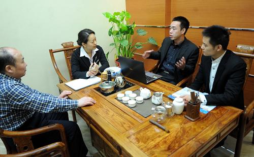 1月13日,在河北省大廠回族自治縣小微企業(yè)融資服務(wù)中心,銀行代表(左二)與企業(yè)代表(右二)在洽談融資事宜。新華社記者 李曉果 攝