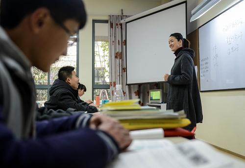 1月13日,杭州綠城育華學(xué)校高一歷史教師馬月蘭(右)與經(jīng)過雙向選擇后“走班”的學(xué)生在課上交流。據(jù)浙江省教育廳介紹,2014年全省將有11所高中打破原來的“行政教學(xué)班”模式,實(shí)行語、數(shù)、外等必修課選課“走班制”,即一門課程由若干名老師同時開班授課,學(xué)生可以自主選擇任課教師。浙江省鼓勵各高中根據(jù)自身實(shí)際情況,選擇合適方式和時機(jī)推進(jìn)“走班制”,把課程選擇權(quán)交給學(xué)生。新華社記者 韓傳號 攝