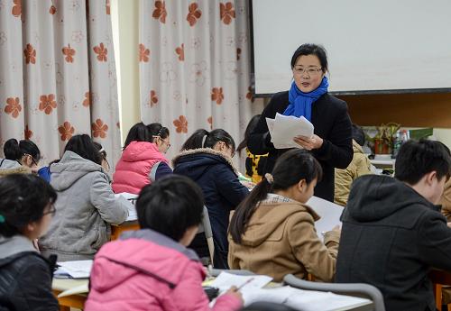 1月13日,實(shí)行“走班制”的杭州綠城育華學(xué)校,高一語文教師賈繼華在上課。新華社記者 韓傳號 攝