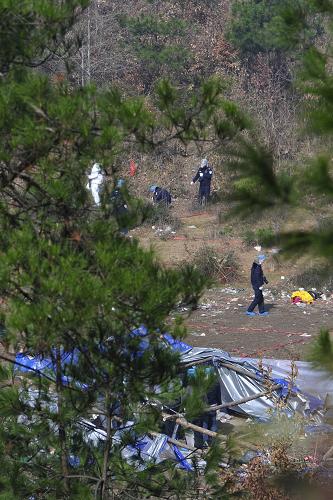 1月14日,工作人員在事故現(xiàn)場調(diào)查。1月13日發(fā)生在貴州省凱里市龍場鎮(zhèn)老山村的爆炸案件,截至記者發(fā)稿時,確認造成15人死亡,8人受傷。目前傷者生命體征平穩(wěn)。經(jīng)公安機關(guān)連夜偵查,初步查明爆炸發(fā)生在老山村荒無人煙的一偏僻山坡,爆炸死傷人員系涉嫌在此聚眾賭博人員。公安機關(guān)現(xiàn)已刑事拘留犯罪嫌疑人8人,其中自首3人。新華社記者 歐東衢 攝