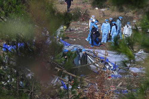 1月14日,工作人員在事故現(xiàn)場調(diào)查。新華社記者 歐東衢 攝