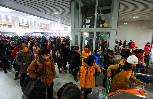 1月14日,出行旅客在檢票進(jìn)站。春運(yùn)臨近,沈陽(yáng)鐵路局將采取增開(kāi)臨客、加掛擴(kuò)編、以臥代座等措施應(yīng)對(duì)節(jié)日期間客流高峰,針對(duì)重點(diǎn)干線(xiàn)及客流密集地區(qū)增加列車(chē)席位7萬(wàn)個(gè),最大限度滿(mǎn)足旅客出行需求。春運(yùn)期間,沈陽(yáng)鐵路局預(yù)計(jì)發(fā)送旅客2400萬(wàn)人次。新華社記者 許暢攝