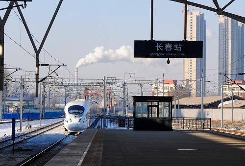 1月14日,一輛由沈陽(yáng)北發(fā)往吉林的和諧號(hào)列車(chē)駛?cè)腴L(zhǎng)春站。新華社記者 許暢攝