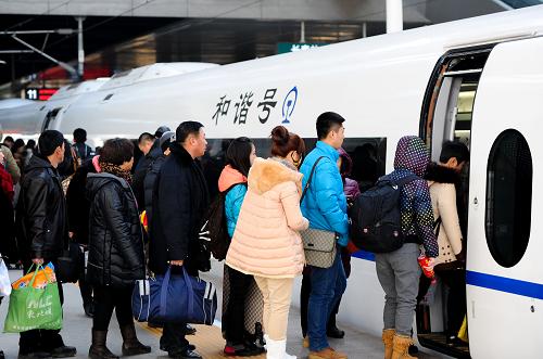 1月14日,出行旅客在長(zhǎng)春站內(nèi)有序上車(chē)。新華社記者 許暢攝