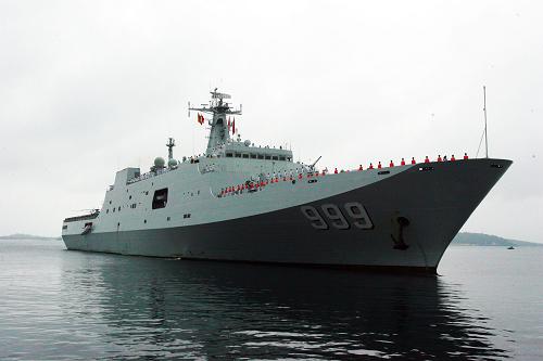 1月13日,中國海軍第十五批護(hù)航編隊(duì)井岡山艦抵達(dá)斯里蘭卡亭可馬里港。當(dāng)?shù)貢r(shí)間13日上午,中國海軍第十五批護(hù)航編隊(duì)井岡山艦和衡水艦抵達(dá)斯里蘭卡亭可馬里港,開始對斯里蘭卡進(jìn)行為期3天的友好訪問。 新華社記者 黃海敏 攝