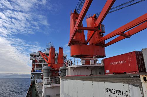 1月14日,“雪龍”號在羅斯海航行。當(dāng)日,中國第30次南極科學(xué)考察隊乘坐“雪龍”號抵達南緯75度20分、東經(jīng)165度49分的羅斯海,開展大洋科學(xué)考察,這是中國船舶迄今到達的最南緯度。新華社記者 張建松 攝
