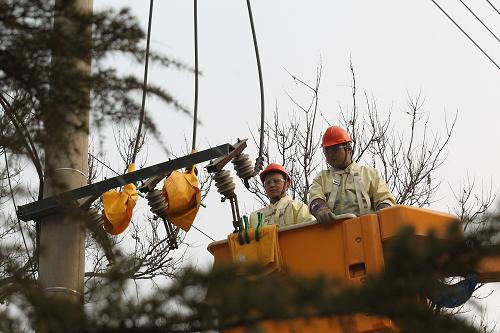 1月14日,國網(wǎng)聊城供電公司職工在帶電作業(yè),消除安全隱患。當日,國網(wǎng)聊城供電公司施工人員冒著嚴寒將聊城市利民路10千伏花園南線原有的315千伏安變壓器替換為500千伏安變壓器,消除了線路安全隱患,滿足了700余戶群眾的春節(jié)用電需要。為保障春節(jié)期間用電安全,國網(wǎng)聊城供電公司通過線路接點測溫發(fā)現(xiàn)過熱點7處并帶電進行處理;更換過負荷變壓器8臺,新增變壓器布點3處,更換低壓架空絕緣線6870余米。新華社發(fā)(劉正林 攝)