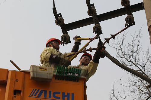 1月14日,國網(wǎng)聊城供電公司職工在帶電作業(yè),消除安全隱患。新華社發(fā)(劉正林 攝)