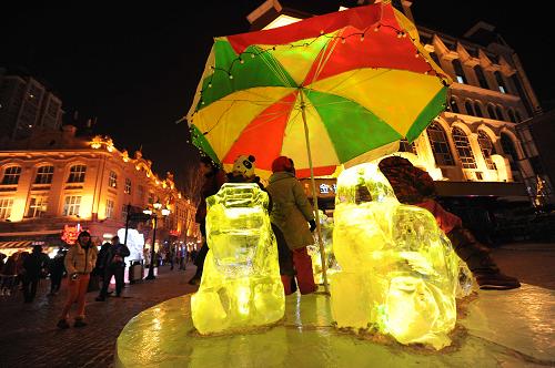 1月14日,小游客在哈爾濱市中央大街的一處旋轉(zhuǎn)木馬冰雕上玩耍。華燈初上,夜色斑斕,哈爾濱市的“旅游名片”——中央大街在流光溢彩的冰燈裝點下,更顯嫵媚動人。第30屆中國哈爾濱國際冰雪節(jié)于1月5日啟幕,哈爾濱市打造了13個廣場、10條街路、17個點位組成的204處城區(qū)冰雪景觀,讓游客仿佛置身于光彩炫目的冰雪“不夜城”。新華社記者 王松 攝