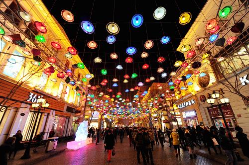 1月14日,游客在哈爾濱市中央大街的冰雕景觀帶游覽。新華社記者 王松 攝