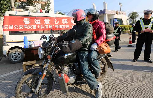 1月14日,在209國道廣西融安縣浮石鎮(zhèn)路段,騎摩托車返鄉(xiāng)人員在愛心驛站休息后繼續(xù)前行。 當(dāng)日,廣西柳州市融安縣公安局首個春運愛心驛站正式啟用。2014年春運期間,廣西柳州市融安縣公安局交通警察大隊將在國道209線重點路段設(shè)立春運愛心驛站,為騎摩托車返鄉(xiāng)的摩托大軍免費提供開水和應(yīng)急藥品,并幫助摩托車司機進行車輛安全檢查,讓他們平安回家。2014年春運從1月16日起至2月24日止,為期40天。據(jù)國家發(fā)改委初步預(yù)測,今年春運客運量將達到36.23億人次,比上年增加2億人次。新華社發(fā)(鄧麗婷 攝)