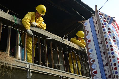 1月15日,國(guó)網(wǎng)浙江紹興供電公司職工在梅墅村排查用電安全隱患。當(dāng)日,國(guó)網(wǎng)浙江紹興供電公司對(duì)浙江省紹興市柯橋區(qū)柯巖街道梅墅村開展用電隱患重點(diǎn)排查,確保當(dāng)?shù)卮汗?jié)期間用電安全。梅墅村地處城郊,出租房較多,用電不夠規(guī)范,用電隱患較為集中。新華社記者 韓傳號(hào) 攝
