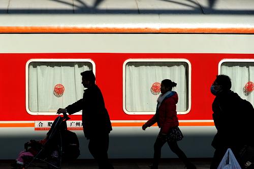 1月15日,旅客在合肥火車站站臺(tái)上準(zhǔn)備乘車。 新華社記者 劉軍喜 攝