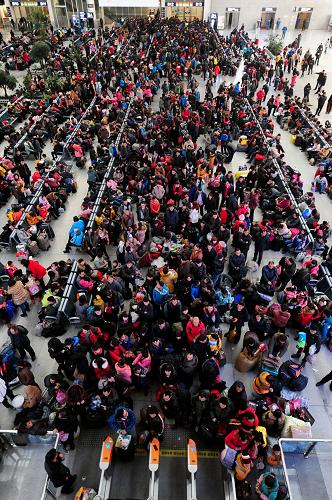 1月15日,旅客在沈陽(yáng)北站候車(chē)室候車(chē)。2014年春運(yùn)從1月16日起至2月24日止,為期40天。據(jù)國(guó)家發(fā)改委初步預(yù)測(cè),今年春運(yùn)客運(yùn)量將達(dá)到36.23億人次,比上年增加2億人次。 新華社發(fā)(張文魁 攝)