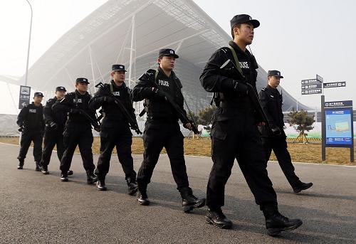 1月15日,青島鐵路公安處特警隊(duì)員在青島火車北站巡邏,該站將迎來投入使用后的首次春運(yùn)。青島鐵路警方組建了“鐵鷹小分隊(duì)”深入管內(nèi)重點(diǎn)列車和區(qū)段,對盜扒、搶劫、倒票等違法犯罪行為防控打擊,確保春運(yùn)期間旅客安全。新華社記者 李紫恒 攝