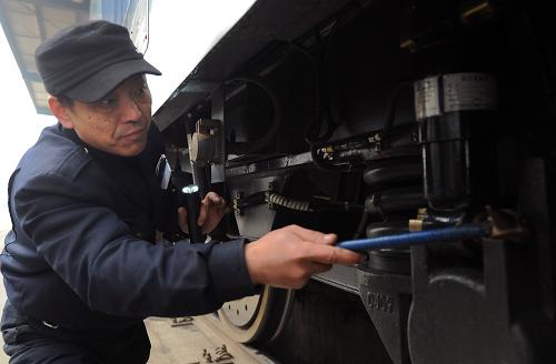1月15日,鄭州鐵路工作人員對列車進(jìn)行安全檢修。新華社記者 李安 攝