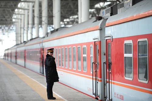 1月15日,貴陽火車站一名工作人員站在新建的高站臺上。總投資約4000萬元的貴陽火車站改造升級工程已經(jīng)于近日完工,新增車站建筑面積超過1萬平方米,包括新候車室、新站線股道等,并配備了無柱雨棚、自動(dòng)扶梯和無障礙電梯等設(shè)施。新華社記者 劉續(xù) 攝