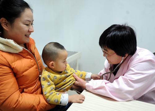 1月15日,河北省廊坊市廣陽(yáng)區(qū)一家社區(qū)衛(wèi)生服務(wù)中心的醫(yī)生在為居民檢查身體。近年來(lái),河北省廊坊市廣陽(yáng)區(qū)大力推動(dòng)社區(qū)衛(wèi)生服務(wù)中心建設(shè),為社區(qū)居民提供預(yù)防、醫(yī)療、保健、康復(fù)、健康教育、計(jì)劃生育等服務(wù)。截至目前,廣陽(yáng)區(qū)已建成30家社區(qū)衛(wèi)生服務(wù)機(jī)構(gòu),服務(wù)人口30余萬(wàn)人。新華社記者 李曉果 攝