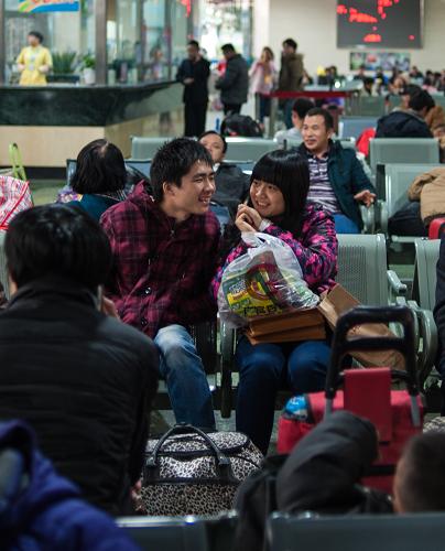 1月15日,在深圳汽車站,旅客等待上車。新華社記者 毛思倩 攝