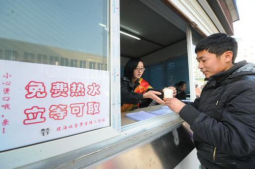 1月16日,設(shè)立在合肥火車(chē)站廣場(chǎng)上的瑤海城管“學(xué)雷鋒工作站”為過(guò)往旅客提供免費(fèi)熱水。新華社記者 杜宇 攝