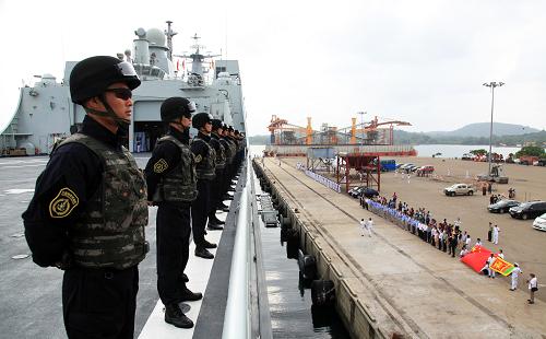1月15日,中國海軍第十五批護(hù)航編隊(duì)井岡山艦駛離斯里蘭卡亭可馬里港。當(dāng)?shù)貢r(shí)間1月15日下午,中國海軍第十五批護(hù)航編隊(duì)井岡山艦和衡水艦駛離斯里蘭卡亭可馬里港,結(jié)束了對斯里蘭卡為期3天的友好訪問。至此,第十五批護(hù)航編隊(duì)圓滿完成了亞丁灣、索馬里海域護(hù)航與出訪坦桑尼亞、肯尼亞、斯里蘭卡3國的任務(wù),開始踏上回國航程。新華社記者 梁舜 攝