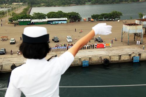1月15日,中國海軍第十五批護(hù)航編隊(duì)井岡山艦的一名艦員向前來送行的人群揮手告別。新華社記者 梁舜 攝