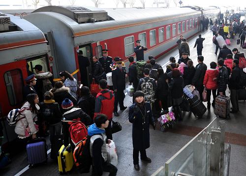 1月16日,旅客在南京站乘坐該站增開的至烏魯木齊的K1354次列車。新華社記者 孫參 攝