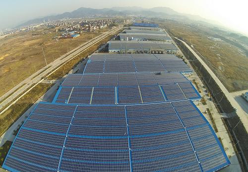1月16日拍攝的東磁屋頂光伏電站電力設(shè)備。從籌備浙江橫店東磁屋頂光伏電站的并網(wǎng)發(fā)電到并網(wǎng)后的配電設(shè)備運(yùn)行維護(hù),浙江東陽供電公司提供了一條龍優(yōu)質(zhì)服務(wù),并定期派人上門巡視配電設(shè)備,確保該光伏電站有效利用太陽光安全高效發(fā)電。截至2014年1月中旬,東磁光伏電站項(xiàng)目已經(jīng)并網(wǎng)發(fā)電超過2000萬度,相比火力發(fā)電解決標(biāo)準(zhǔn)煤7000多噸,減少二氧化碳排放20000多噸。浙江橫店東磁光伏電站項(xiàng)目于2013年4月開始并網(wǎng)發(fā)電,該項(xiàng)目是國家金太陽示范項(xiàng)目,面積21.6萬平方米,投資超過2億元,是浙江中部最大的屋頂光伏發(fā)電項(xiàng)目。新華社記者 徐昱 攝