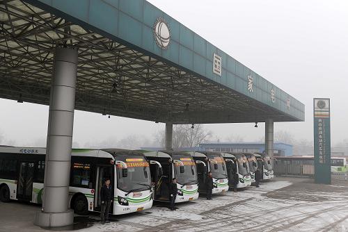 1月16日,在河北省唐山市南湖電動(dòng)汽車充電站,純電動(dòng)公交車在風(fēng)雪中整裝待發(fā)。為應(yīng)對(duì)霧霾天氣,減少機(jī)動(dòng)車污染排放,促進(jìn)城市公共服務(wù)機(jī)構(gòu)車輛結(jié)構(gòu)調(diào)整,2013年10月,河北省唐山市投運(yùn)20輛純電動(dòng)公交車用于城市公共交通。純電動(dòng)車比普通汽油、柴油公交車節(jié)能環(huán)保、噪音小,停車起步更穩(wěn)定,同時(shí)配備冷暖空調(diào),乘車舒適度明顯提高。投運(yùn)三個(gè)多月來(lái),唐山的電動(dòng)公交運(yùn)行平穩(wěn),受到乘客們的歡迎。據(jù)了解,唐山市將在2017年底前,將市區(qū)公交車、環(huán)衛(wèi)車、出租車等全部更換為電動(dòng)或天然氣汽車。新華社發(fā)(鄭勇 攝)