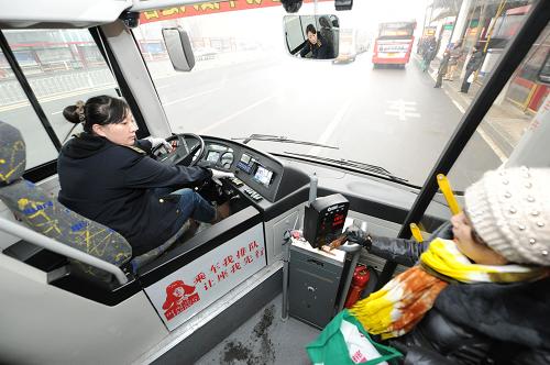 1月16日,純電動(dòng)公交車在河北唐山市內(nèi)運(yùn)行。新華社發(fā)(鄭勇 攝)