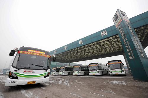 1月16日,河北唐山純電動(dòng)公交車駛出充電站。新華社發(fā)(鄭勇 攝)