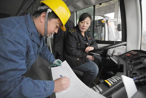 1月16日,在唐山供電公司南湖電動(dòng)汽車充電站,電站工作人員和駕駛員對(duì)電動(dòng)汽車的電壓、電流及電池溫度、車輛行程里數(shù)等數(shù)據(jù)進(jìn)行統(tǒng)計(jì)分析,確保車輛安全運(yùn)行。新華社發(fā)(鄭勇 攝)