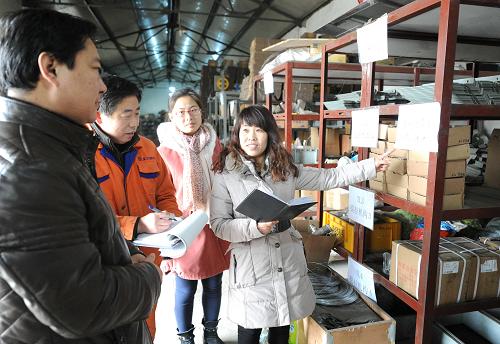 1月17日,廊坊市安次區(qū)仇莊鄉(xiāng)干部在一家民營(yíng)企業(yè)調(diào)研如何幫助企業(yè)拓展銷售渠道等課題。為促進(jìn)民營(yíng)企業(yè)可持續(xù)發(fā)展,為其創(chuàng)造良好的發(fā)展環(huán)境,河北省廊坊市從2014年1月份開始啟動(dòng)民企服務(wù)集中行動(dòng),積極組織各級(jí)相關(guān)部門工作人員深入企業(yè)開展調(diào)研等活動(dòng),幫助企業(yè)出謀劃策、轉(zhuǎn)型升級(jí),解決發(fā)展過程中遇到的困難和問題。新華社記者 李曉果 攝