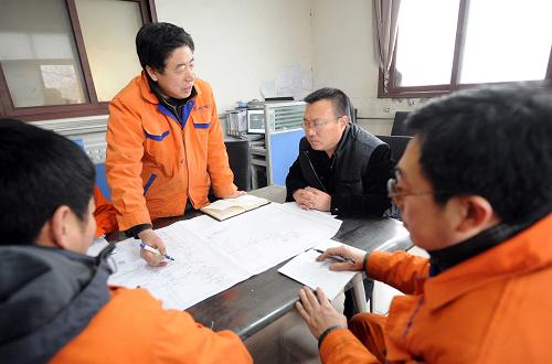 1月17日,廊坊市安次區(qū)一家民營(yíng)企業(yè)的負(fù)責(zé)人在向前來幫扶的安次區(qū)相關(guān)部門工作人員介紹企業(yè)轉(zhuǎn)型升級(jí)方案。新華社記者 李曉果 攝