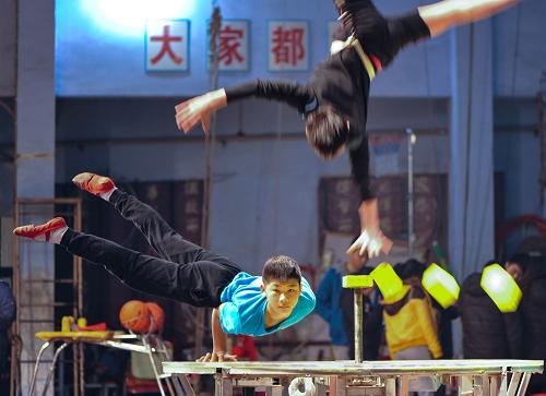 1月15日,中國重慶三峽雜技藝術(shù)團(tuán)兩名學(xué)員在練習(xí)雜技拋磚。新華社記者 劉潺 攝