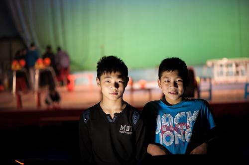1月15日,13歲的雜技學(xué)員駱俊龍(右)和14歲的周義力在訓(xùn)練間隙休息。新華社記者 劉潺 攝