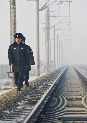 烏魯木齊鐵路公安處西站派出所民警郝昕剛(前)和潘明東在鐵軌旁巡邏(1月16日攝)。春運(yùn)期間,烏魯木齊鐵路公安處西站派出所的民警每天都會沿所轄區(qū)段三十多公里長的鐵軌巡邏,他們擔(dān)負(fù)著保障出疆始發(fā)列車運(yùn)行安全的重要任務(wù),職責(zé)包括轄區(qū)入戶走訪、查看鐵路沿線設(shè)施以及確保鐵軌安全等。新華社記者 趙戈 攝